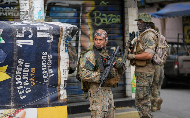 Βραζιλία: Μετά τα Βιάγκρα, παραγγελίες και για εμφυτεύματα σιλικόνης στον στρατό