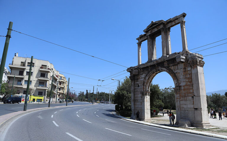 Άδεια πόλη η Αθήνα την Κυριακή του Πάσχα (Εικόνες)