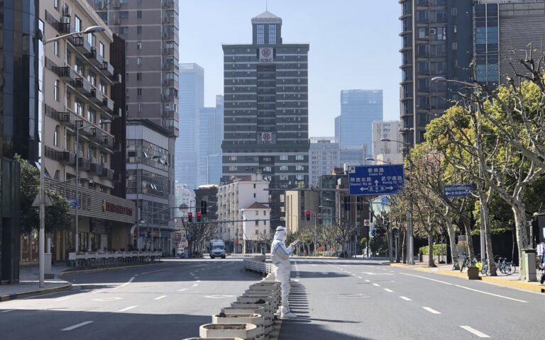Σαγκάη: Νεκρή πόλη λόγω lockdown – «Δέκα σε κάθε γκρουπ» για rapid test