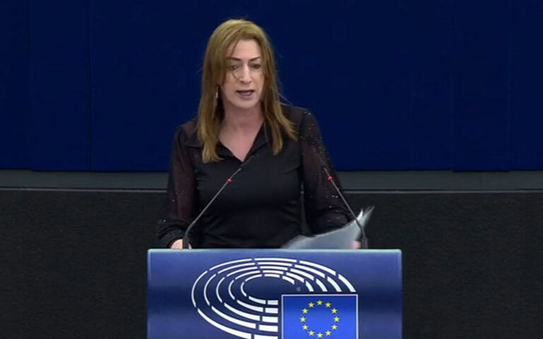 Κλερ Ντέιλι: Σκληρή κριτική στην ευρωβουλευτή που νιώθει «αποτροπιασμό» με τις κυρώσεις στη Ρωσία