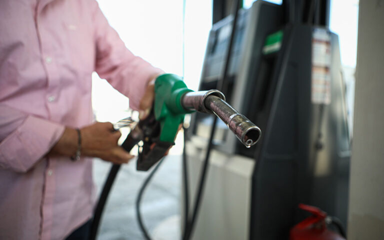 Επίδομα βενζίνης: Ξεπέρασαν τις 100.000 οι αιτήσεις στο vouchers.gov.gr για το Fuel Pass