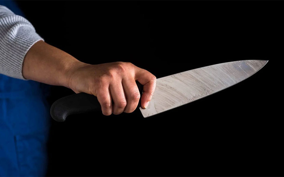 ξύλινο-μαχαίρι-τρεις-φορές-πιο-κοφτερ-561806536