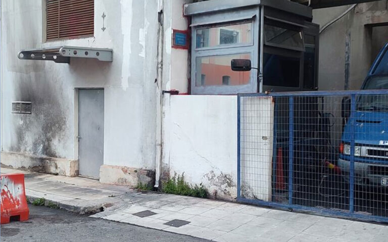 Πάτρα: Επίθεση με βόμβες μολότοφ στο κτίριο που στεγάζεται το τμήμα Μεταγωγών της Αστυνομίας