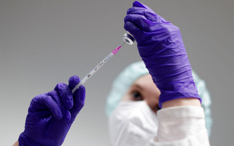 Εμβόλια: Η προστασία των Pfizer και Moderna εξασθενεί με τον χρόνο - Τι θα γίνει με την τρίτη δόση