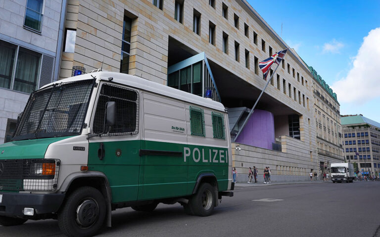 Φύλακας της βρετανικής πρεσβείας στο Βερολίνο κατηγορείται για κατασκοπεία υπέρ της Ρωσίας