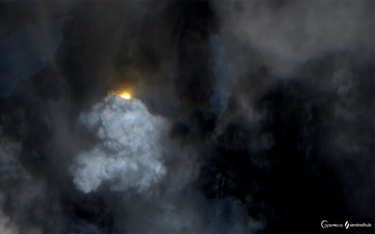 Ινδονησία: Το ηφαίστειο Ανάκ Κρακατόα εξερράγη, προκαλώντας σύννεφο τέφρας ύψους 3 χιλιομέτρων