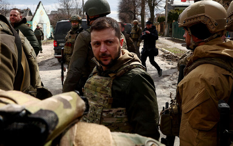 Πόλεμος στην Ουκρανία: Ο Ζελένσκι στην Μπούκα – «Η Ρωσία διαπράττει εγκλήματα πολέμου»