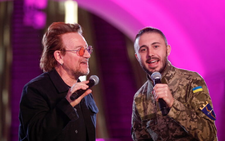 Ο Bono των U2 στο Κίεβο – Έδωσε συναυλία στο μετρό