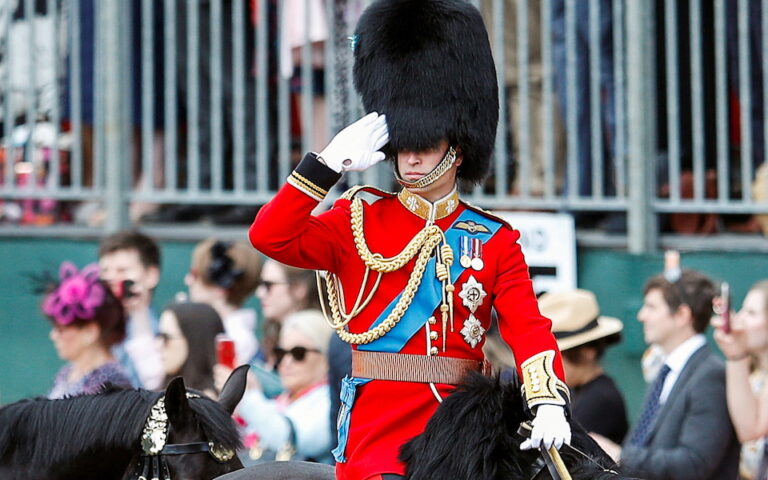Βρετανία: Όλα έτοιμα για την παρέλαση προς τιμήν της βασίλισσας – Χιλιάδες στρατιώτες και εκατοντάδες άλογα επί ποδός