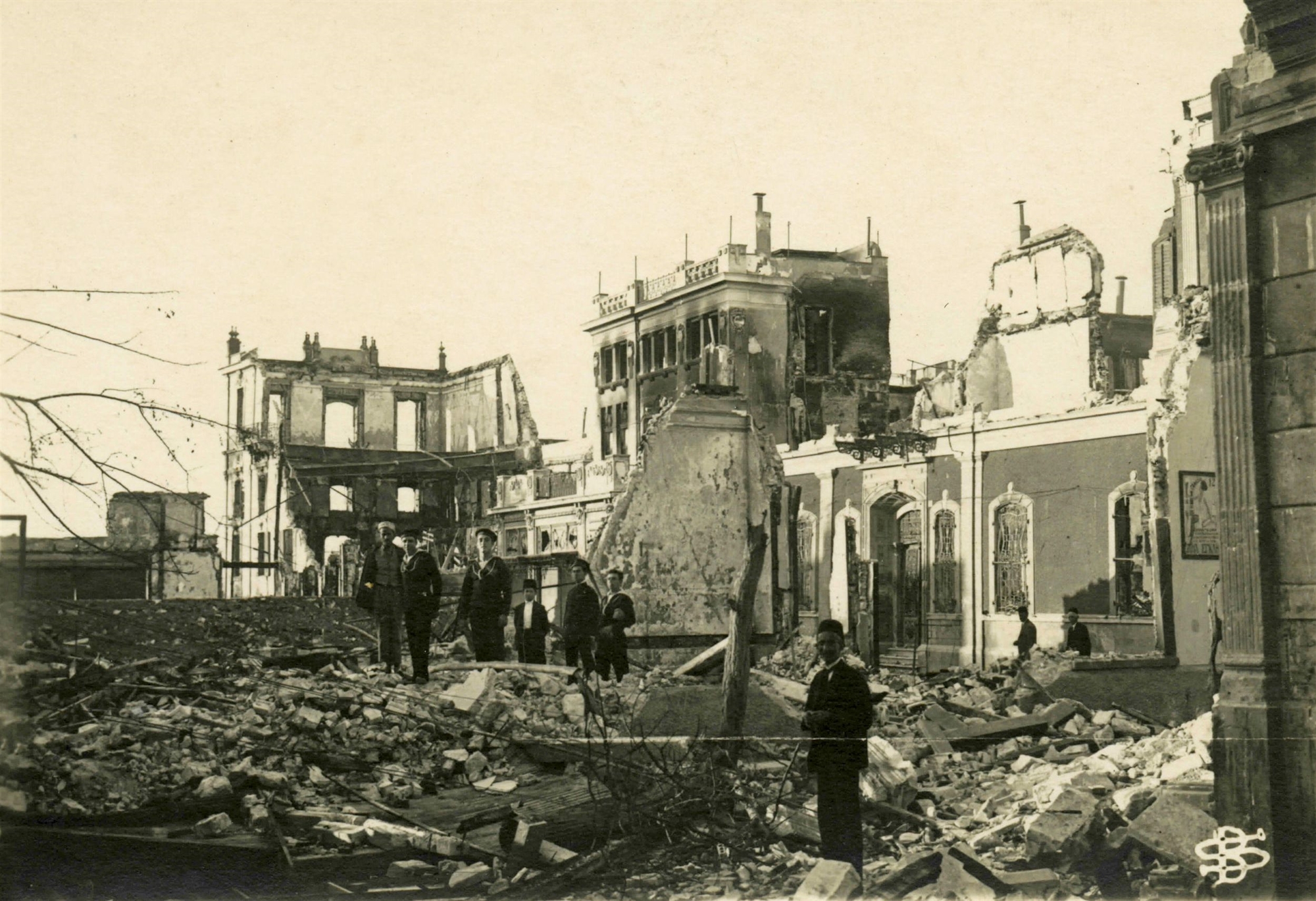 1922 – Τα Αναπάντητα Ερωτήματα της Καταστροφής: Πώς ξεκίνησε η τραγωδία στην προκυμαία της Σμύρνης-4