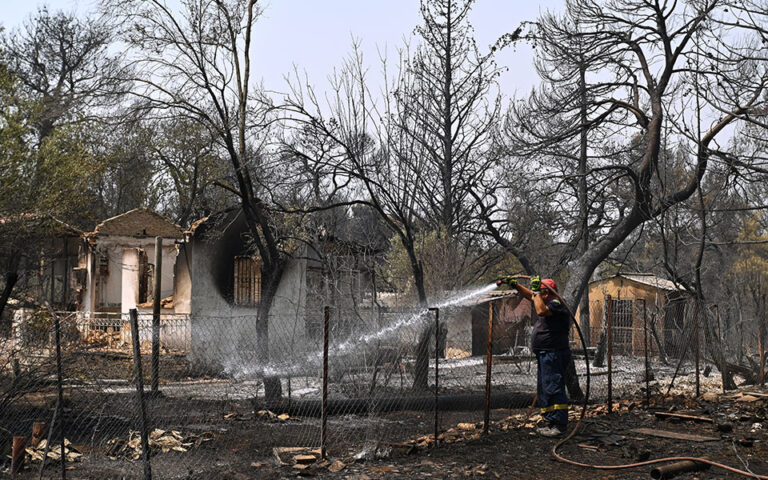 ΑΔΜΗΕ: Διαψεύδει ότι η φωτιά στη Βαρυμπόμπη προκλήθηκε από πυλώνα