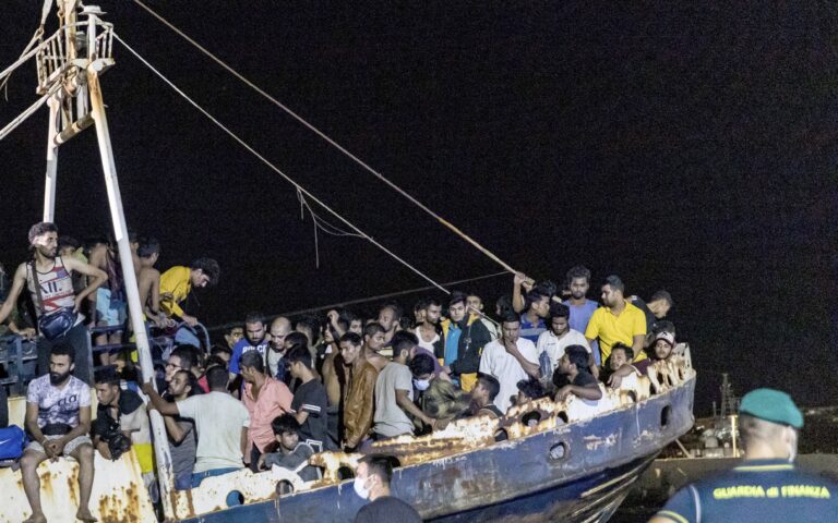 Μεταναστευτικό: Αυξήθηκαν οι «παράνομες διελεύσεις» στην E.E.