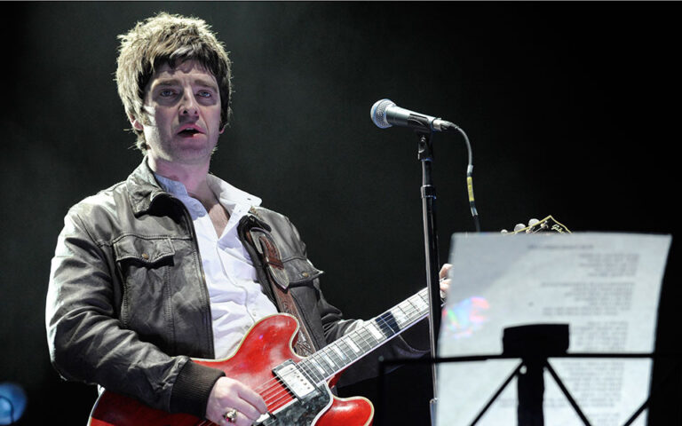 Η σπασμένη κιθάρα των Oasis που οδήγησε στη διάλυσή τους, πωλήθηκε για 385.500 ευρώ