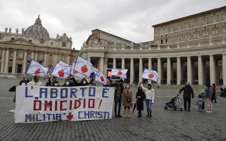 Ιταλία: Εκστρατείες κατά των αμβλώσεων ανεβάζουν ρυθμούς με τις ευλογίες της ακροδεξιάς και το βλέμμα στις ΗΠΑ