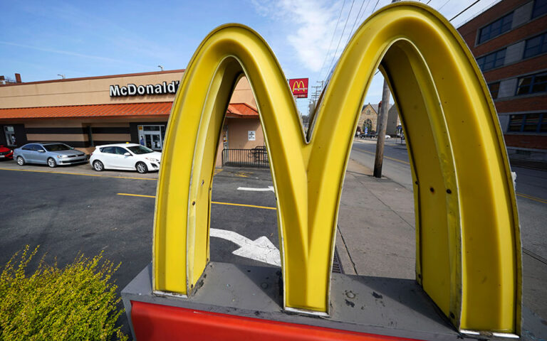 McDonald’s: Συμφωνία για την πώληση των 850 εστιατορίων της στη Ρωσία
