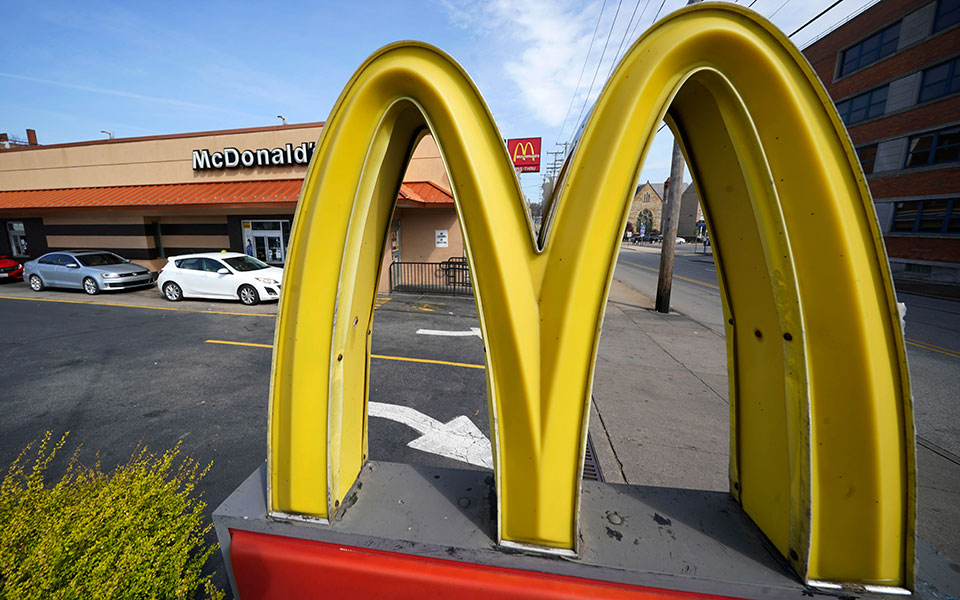 McDonald’ς: Συμφωνία για την πώληση των 850 εστιατορίων της στη Ρωσία