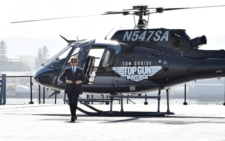 Τομ Κρουζ: Άφιξη με ελικόπτερο που οδήγησε ο ίδιος στην πρεμιέρα του «Top Gun: Maverick»