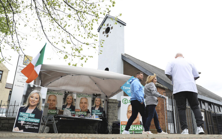 Βόρεια Ιρλανδία: «Νέα εποχή» φέρνει η νίκη του Σιν Φέιν στις τοπικές εκλογές