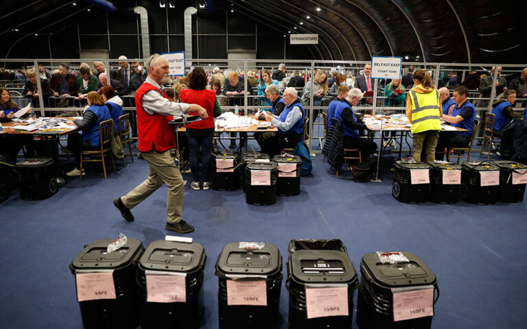 Τοπικές εκλογές στη Βρετανία: Δύσκολα αποτελέσματα για τους Τόρις – «Κόκκινο» το Λονδίνο