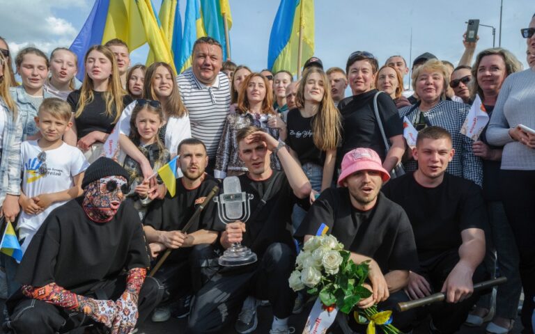 Eurovision: Με λουλούδια υποδέχτηκαν τους νικητές Kalush Orchestra στην Ουκρανία