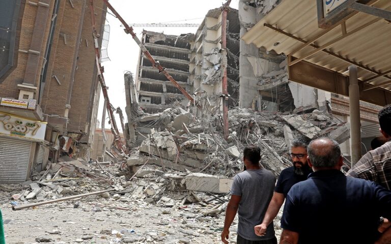 Ιράν: Κατέρρευσε 10ώροφο κτίριο – Πέντε νεκροί και δεκάδες εγκλωβισμένοι
