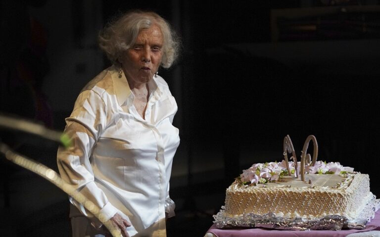 Μεξικό: Τιμήθηκε στα 90ά της γενέθλια η κορυφαία συγγραφέας Έλενα Πονιάτοφσκα