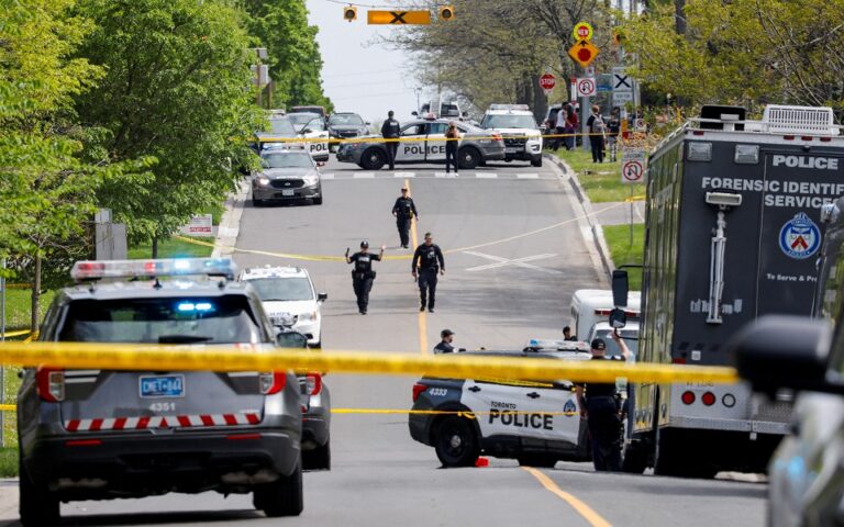 Τορόντο: Αστυνομικοί σκότωσαν νεαρό που βάδιζε κρατώντας τουφέκι κοντά σε σχολεία