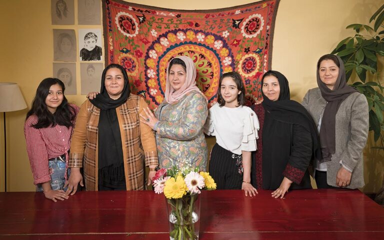 Η ζωή στην Ελλάδα και το όνειρο της επιστροφής – Σημαντικές γυναίκες του Αφγανιστάν μοιράζονται την ιστορία τους