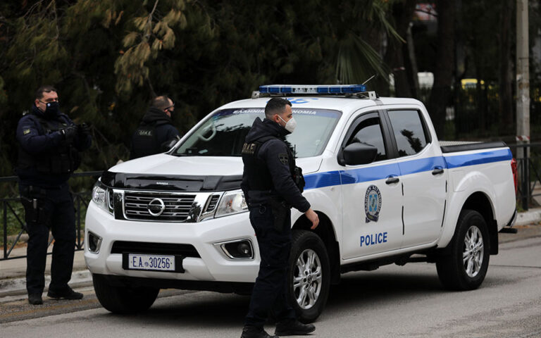 Κρήτη: Σύλληψη αστυνομικού που ξυλοκοπούσε την κοπέλα του σε κοινή θέα