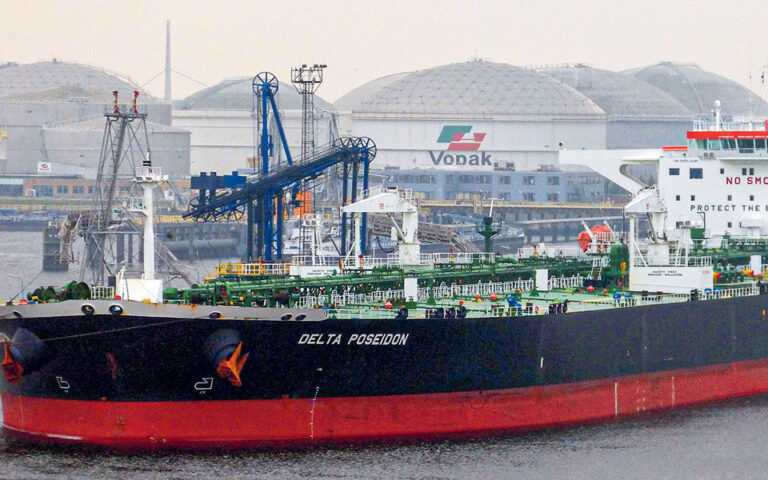 Bloomberg: Τι σημαίνει για την παγκόσμια αγορά πετρελαίου η κατάσχεση των ελληνικών πλοίων