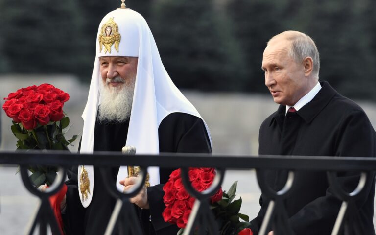 Ο Πάπας, το «παπαδοπαίδι του Κρεμλίνου» και η… ειρηνική εισβολή