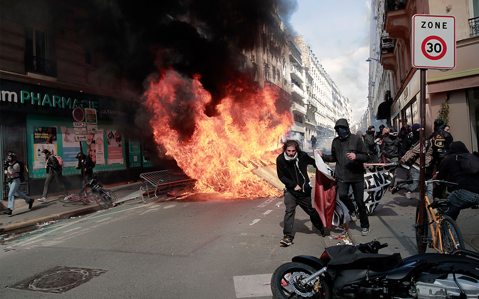γαλλία-μαζικές-διαδηλώσεις-για-την-πρ-561836410