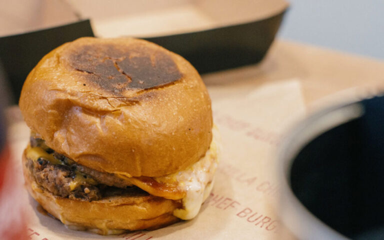 Guerilla Chef Burgers: Το νέο μπεργκεράδικο της Αθήνας σερβίρει μόνο ένα νοσταλγικό «τσιζ»