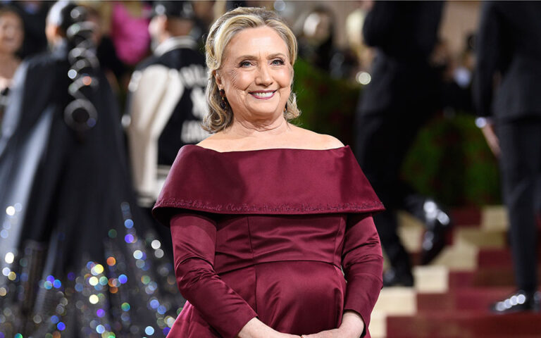 Met Gala 2022: Το φόρεμα της Χίλαρι Κλίντον με τα ονόματα γυναικών τις αμερικανικής ιστορίας