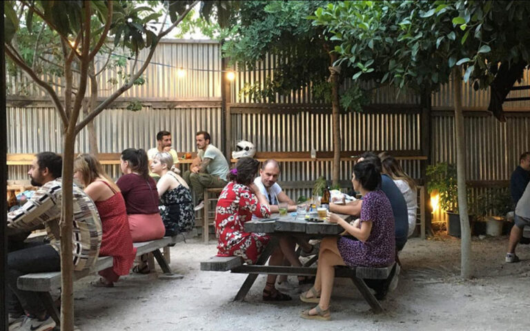 Στο βάθος κήπος: 10 κρυμμένες αυλές για φαγητό και ποτό στην Αθήνα
