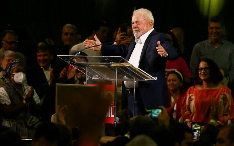 Προεδρικές εκλογές στη Βραζιλία: Ο Λούλα περνάει στην επίθεση