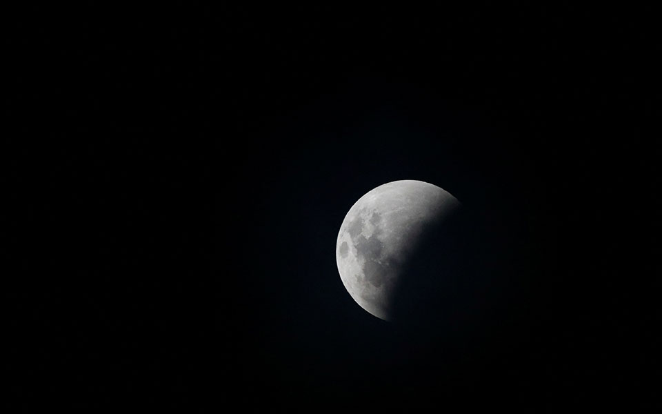 «Μαγεύει» η πανσέληνος και η ολική έκλειψη Σελήνης (εικόνες)-4