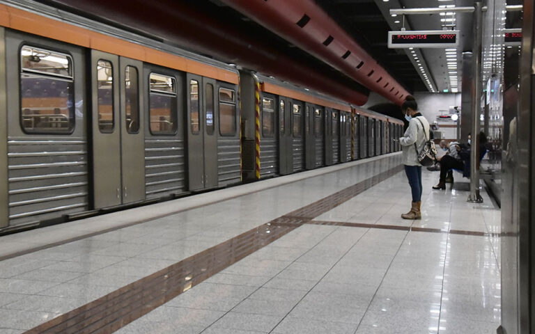 Κορυδαλλός: Άνδρας έπεσε στις γραμμές του μετρό – Απεγκλωβίστηκε από τους πυροσβέστες