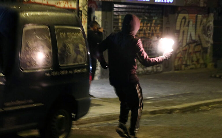 Επίθεση με μολότοφ τα μεσάνυχτα στη διμοιρία των ΜΑΤ, στη Χαριλάου Τρικούπη