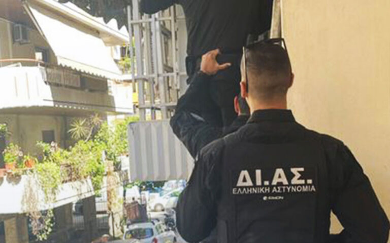 Αστυνομικοί σκαρφάλωσαν σε μπαλκόνι για να προσφέρουν τις πρώτες βοήθειες σε ηλικιωμένη
