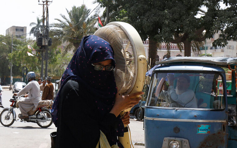 Σφοδρός καύσωνας στο Πακιστάν: Τους 50 βαθμούς Κελσίου πλησιάζει ο υδράργυρος