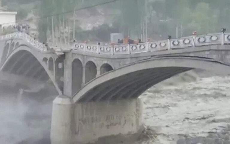 Πακιστάν: Η στιγμή που ιστορική γέφυρα καταρρέει από τις πλημμύρες (βίντεο)