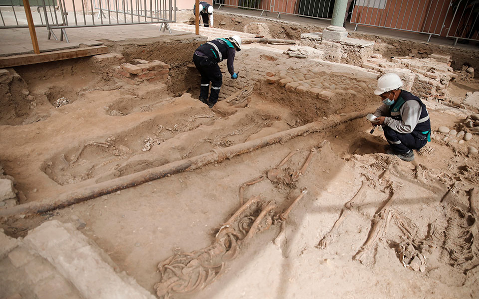 Περού: Αρχαιολόγοι ανακάλυψαν υπόγειες στοές κάτω από ναό 3.000 ετών (εικόνες)-2