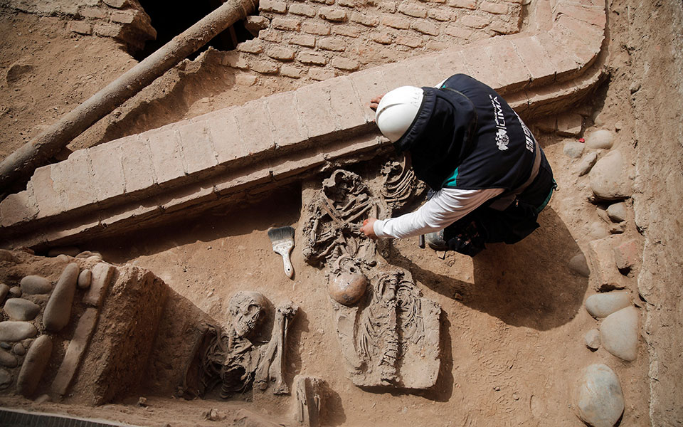 Περού: Αρχαιολόγοι ανακάλυψαν υπόγειες στοές κάτω από ναό 3.000 ετών (εικόνες)-3