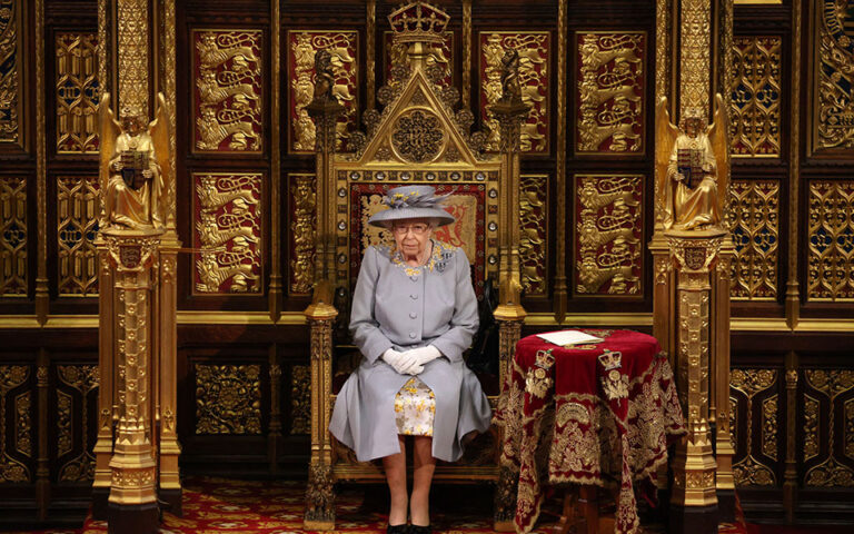 Βασίλισσα Ελισάβετ: Δεν θα παραστεί στην έναρξη των εργασιών του κοινοβουλίου για λόγους υγείας