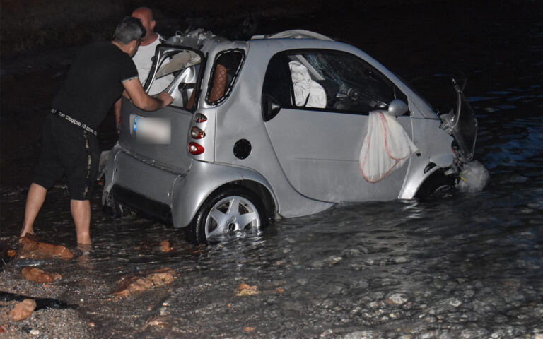 Σαλαμίνα: Αυτοκίνητο έπεσε στη θάλασσα από ύψος 20 μέτρων (εικόνες)