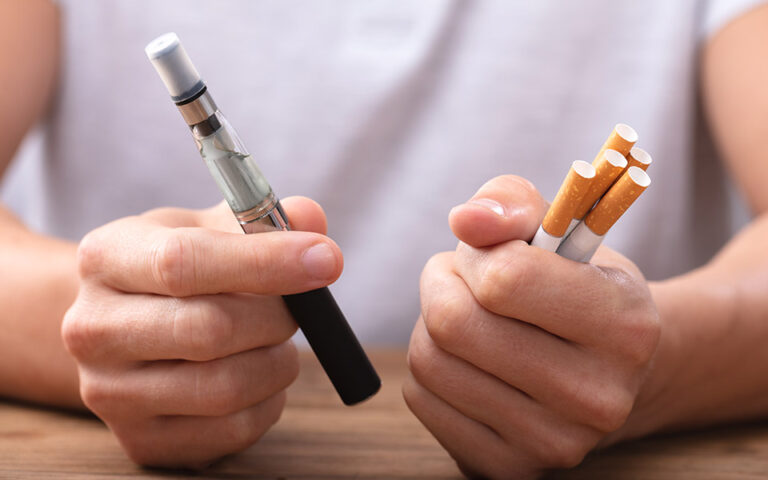 Κανένα όφελος στην υγεία τους όσοι χρησιμοποιούν ταυτόχρονα ηλεκτρονικό και παραδοσιακό τσιγάρο