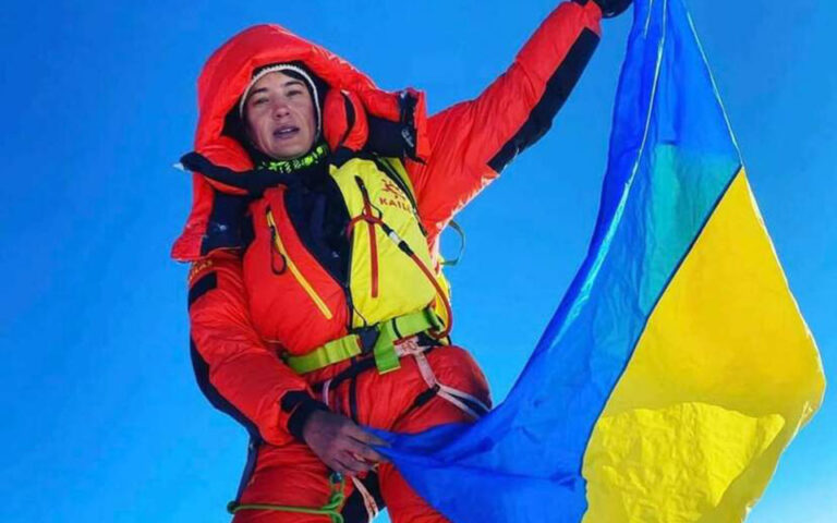 Έβερεστ: Η σημαία της Ουκρανίας στην υψηλότερη κορυφή του κόσμου