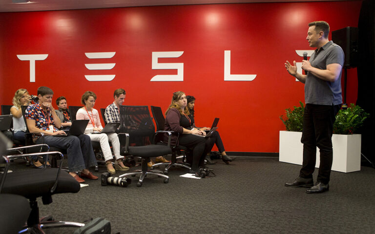 Έλον Μασκ: «Έχω πολύ κακό προαίσθημα για την οικονομία» – Η Tesla μειώνει προσωπικό, παγώνει προσλήψεις