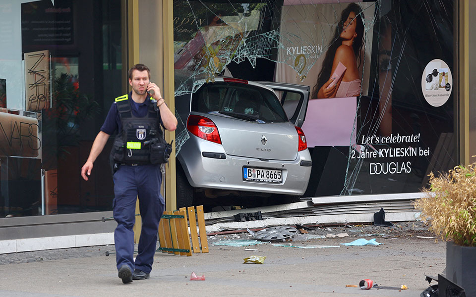 Γερμανία: Όχημα έπεσε σε πλήθος στο Βερολίνο – Ένας νεκρός, πολλοί τραυματίες-8